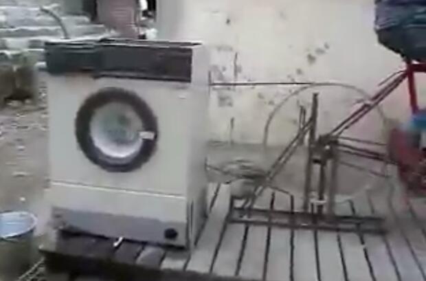 Стиральные машинки ломаются. Стиральная машина гифы. Бешеная стиральная машина. Gif стиралка. Поломанная стиральная машина.